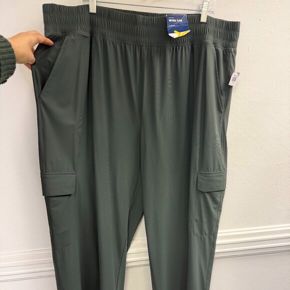 NWT Old Navy High Waisted SleekTech Wide Leg Comfy Cargo Pants 2X - Picture 1 of 7